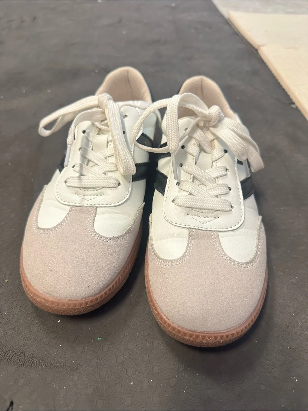 Retro-Inspired White Sneakers with Black Stripes and Gum Sole
